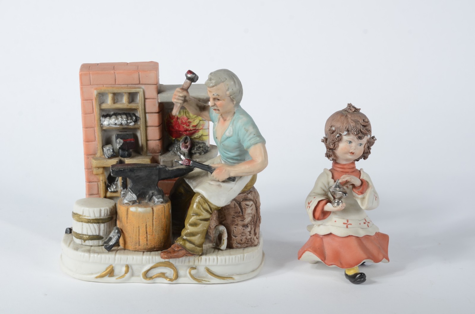 Duas estatuetas de cerâmica policromada representando "menina com... - foto 1 de 6