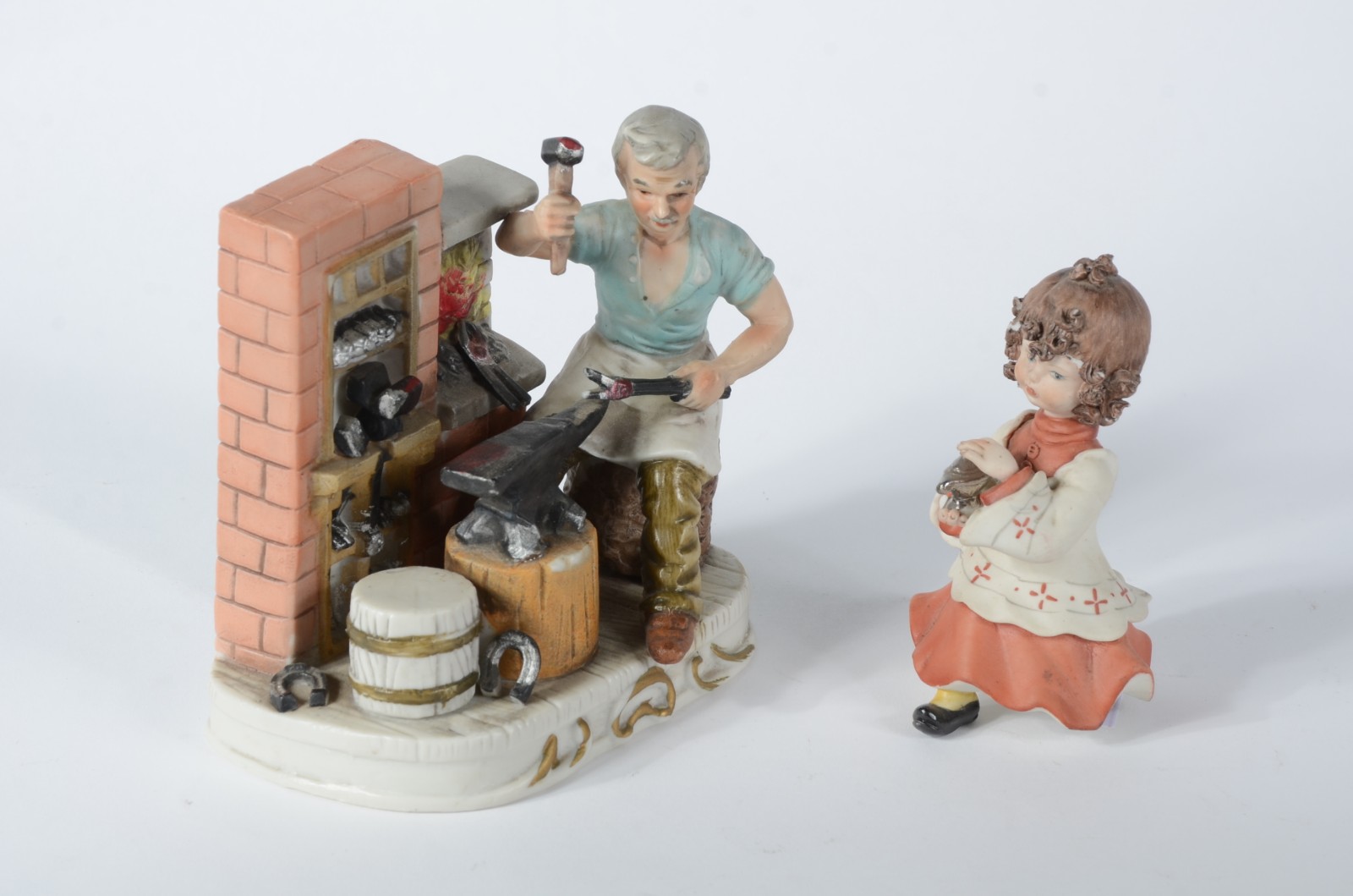 Duas estatuetas de cerâmica policromada representando "menina com... - foto 2 de 6