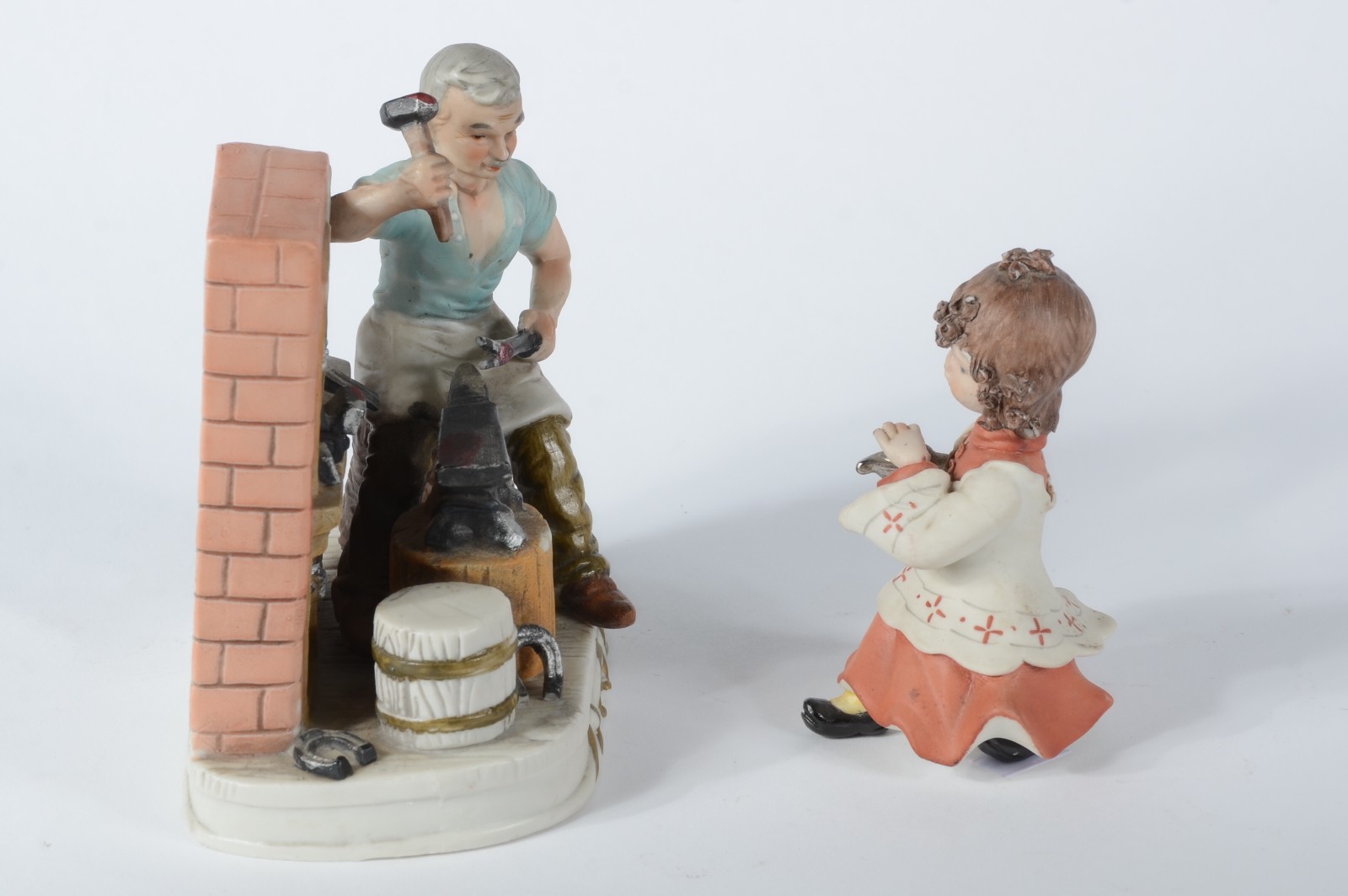 Duas estatuetas de cerâmica policromada representando "menina com... - foto 3 de 6