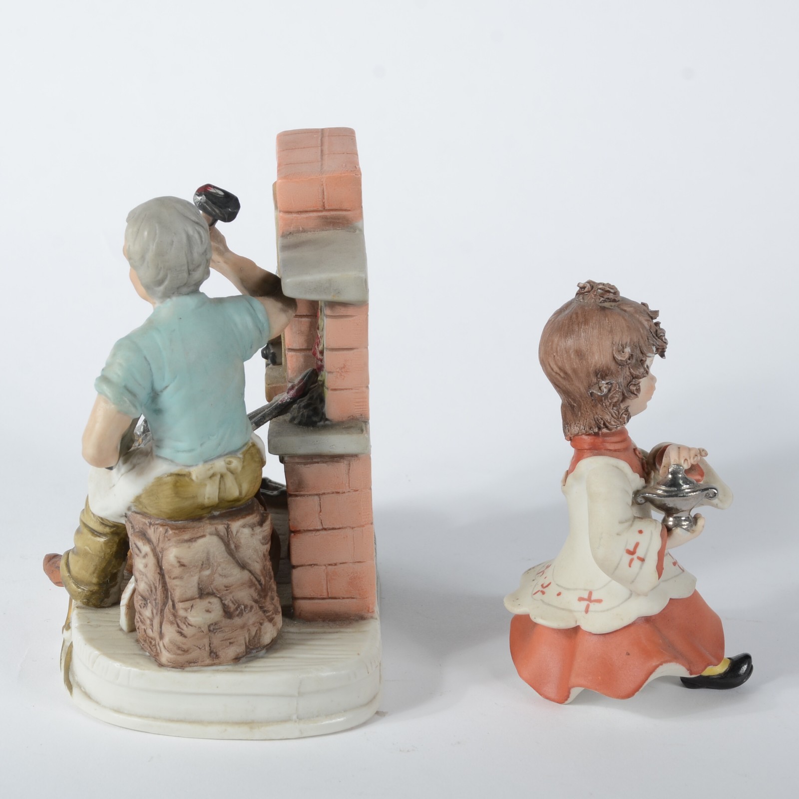 Duas estatuetas de cerâmica policromada representando "menina com... - foto 4 de 6
