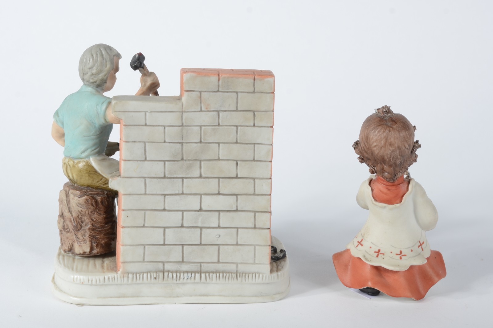 Duas estatuetas de cerâmica policromada representando "menina com... - foto 5 de 6