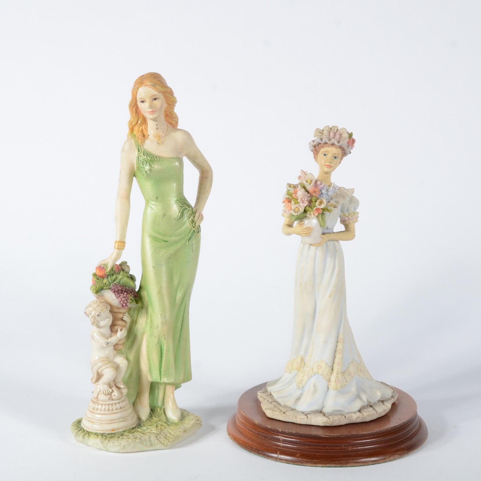 Duas estatuetas de resina policromada representando figuras femininas... - foto 1 de 11