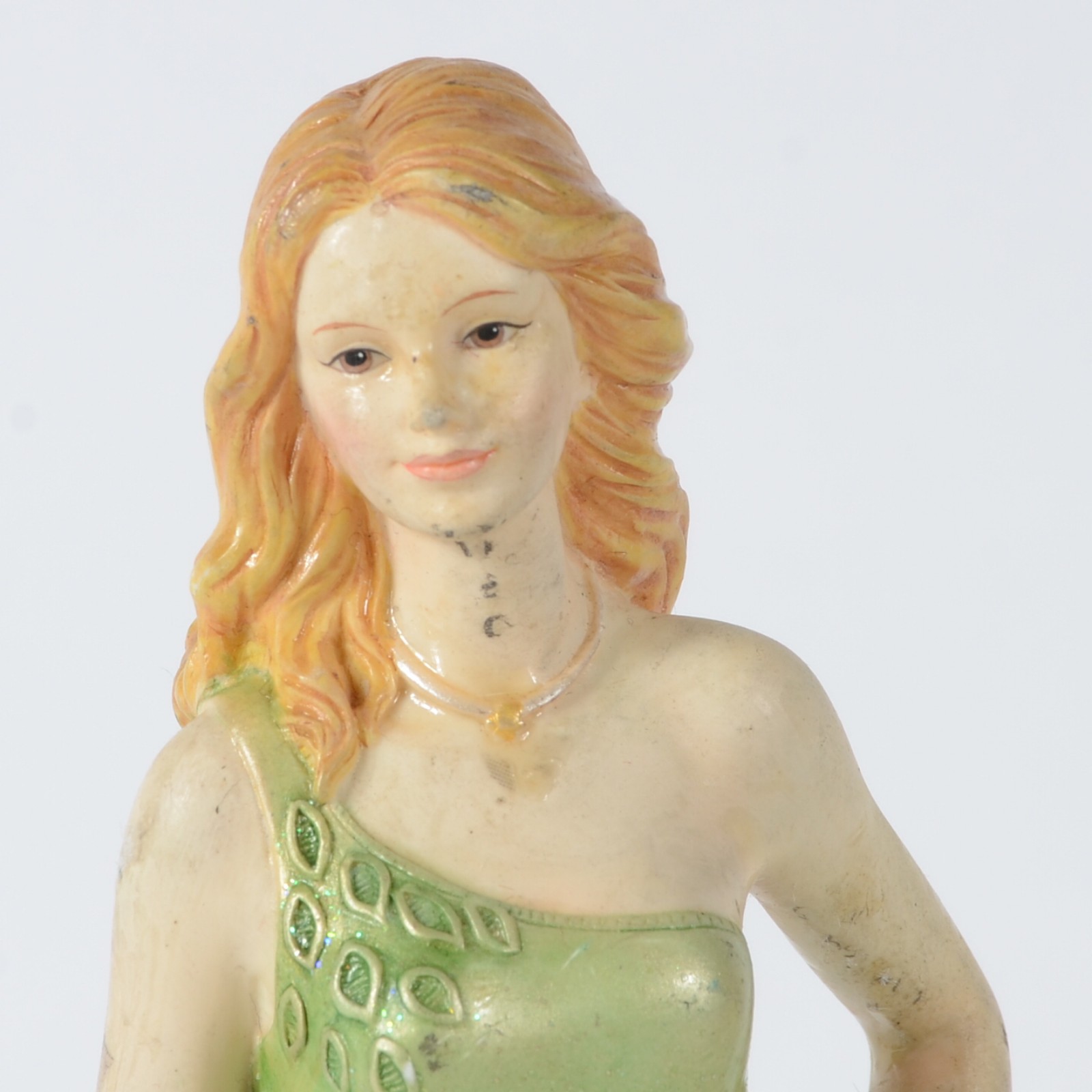 Duas estatuetas de resina policromada representando figuras femininas... - foto 3 de 11