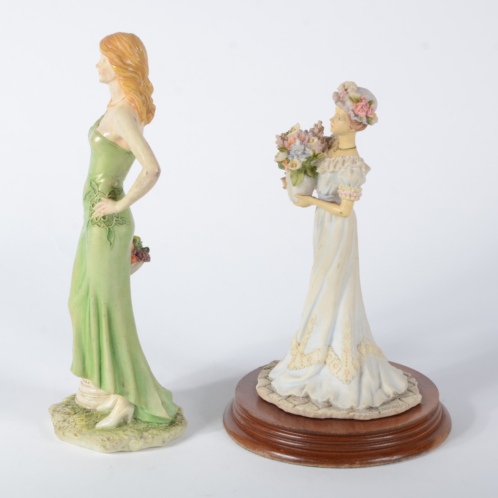Duas estatuetas de resina policromada representando figuras femininas... - foto 4 de 11