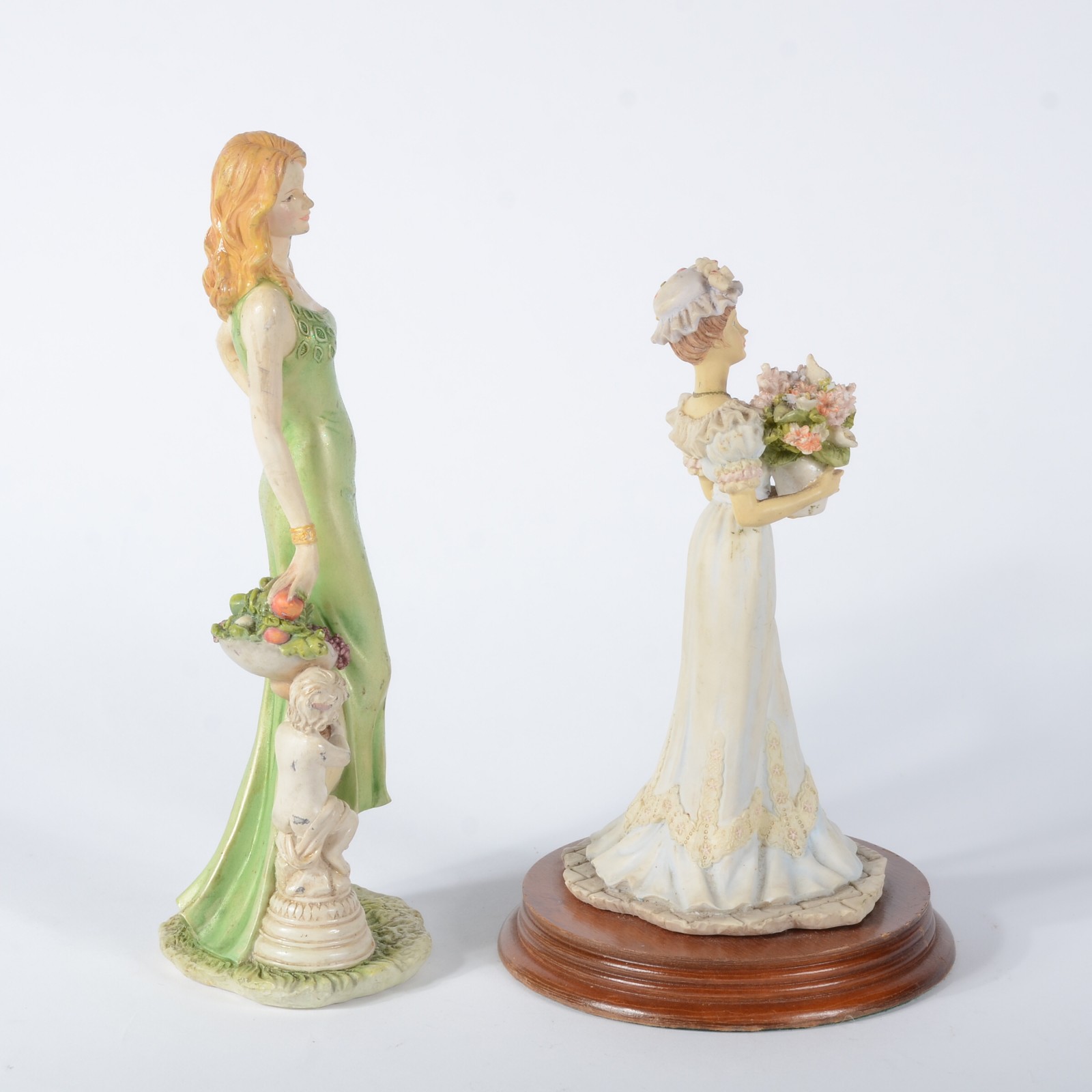 Duas estatuetas de resina policromada representando figuras femininas... - foto 5 de 11