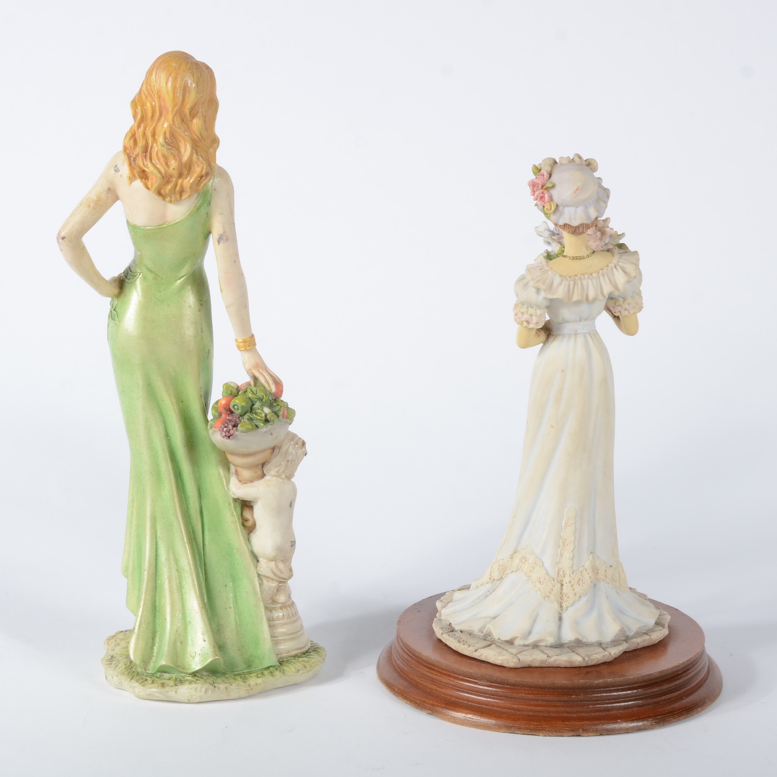 Duas estatuetas de resina policromada representando figuras femininas... - foto 6 de 11
