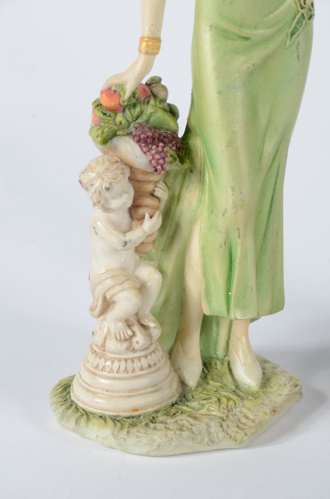 Duas estatuetas de resina policromada representando figuras femininas... - foto 7 de 11