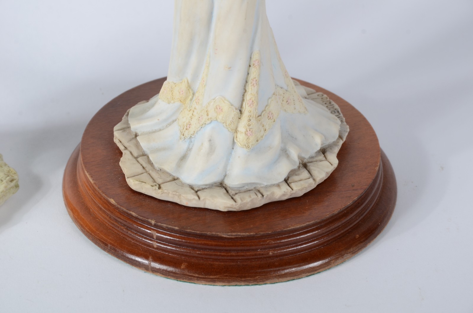 Duas estatuetas de resina policromada representando figuras femininas... - foto 8 de 11