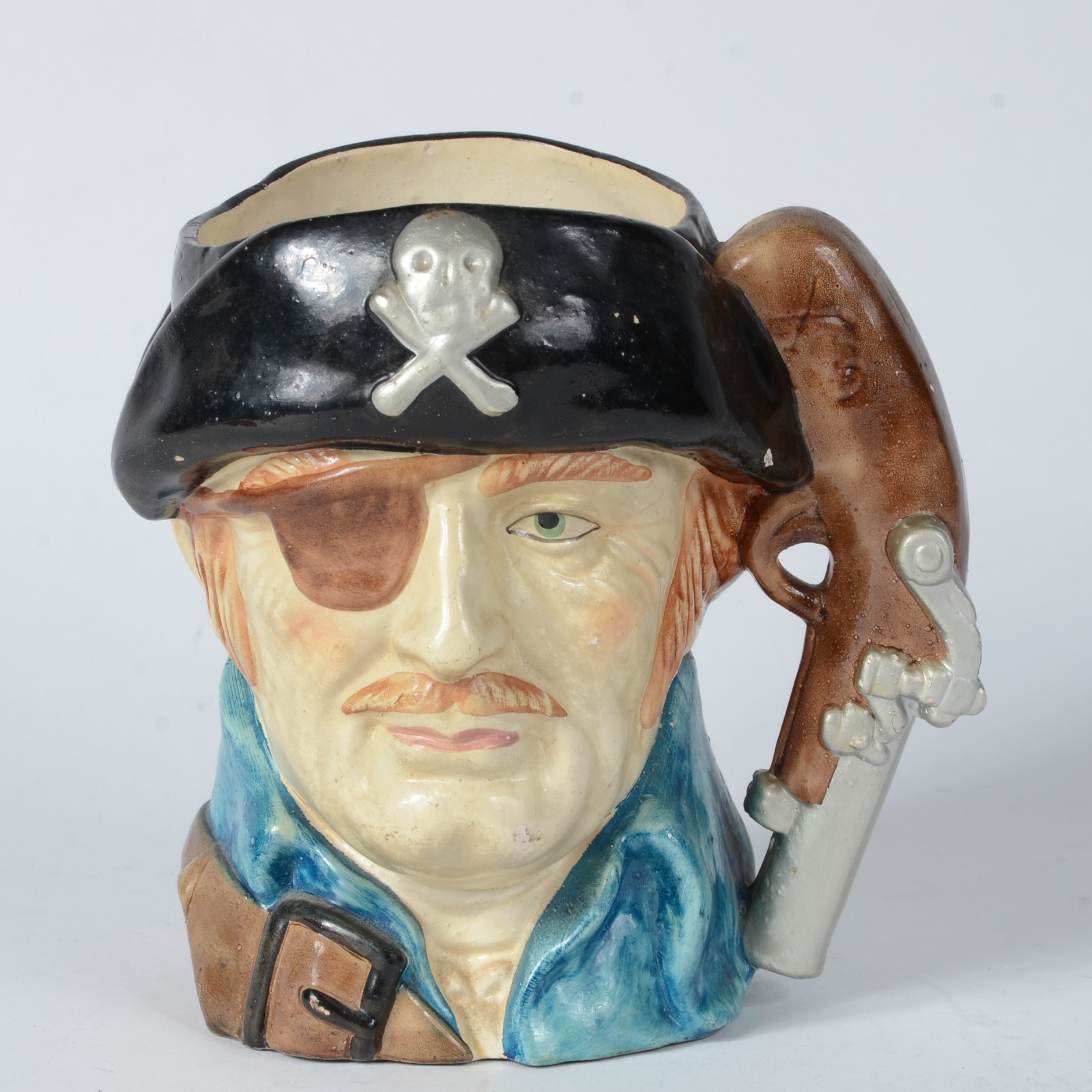 Caneca de faiança inglesa policromada representando pirata (restauro) - foto 2 de 6
