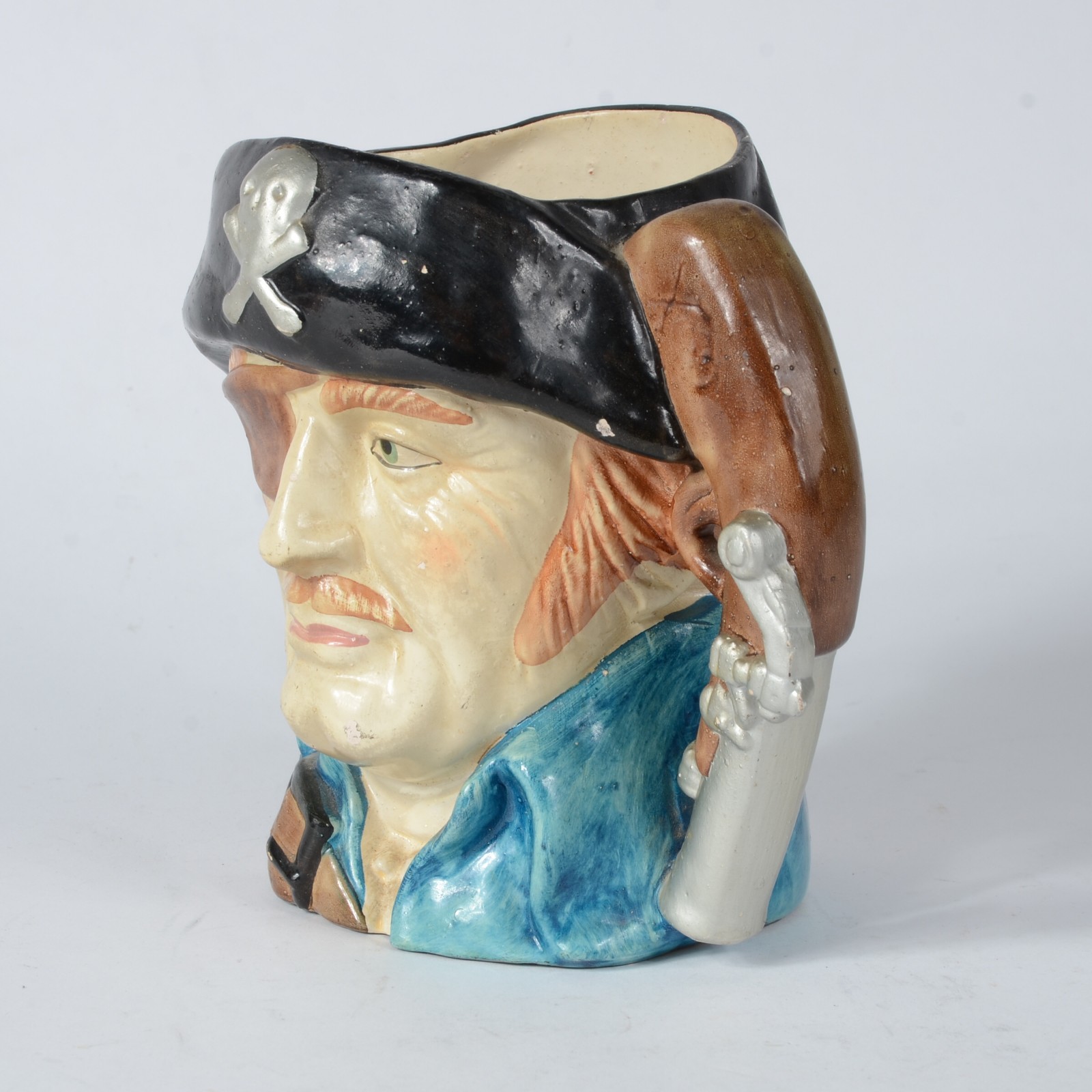 Caneca de faiança inglesa policromada representando pirata (restauro) - foto 1 de 6