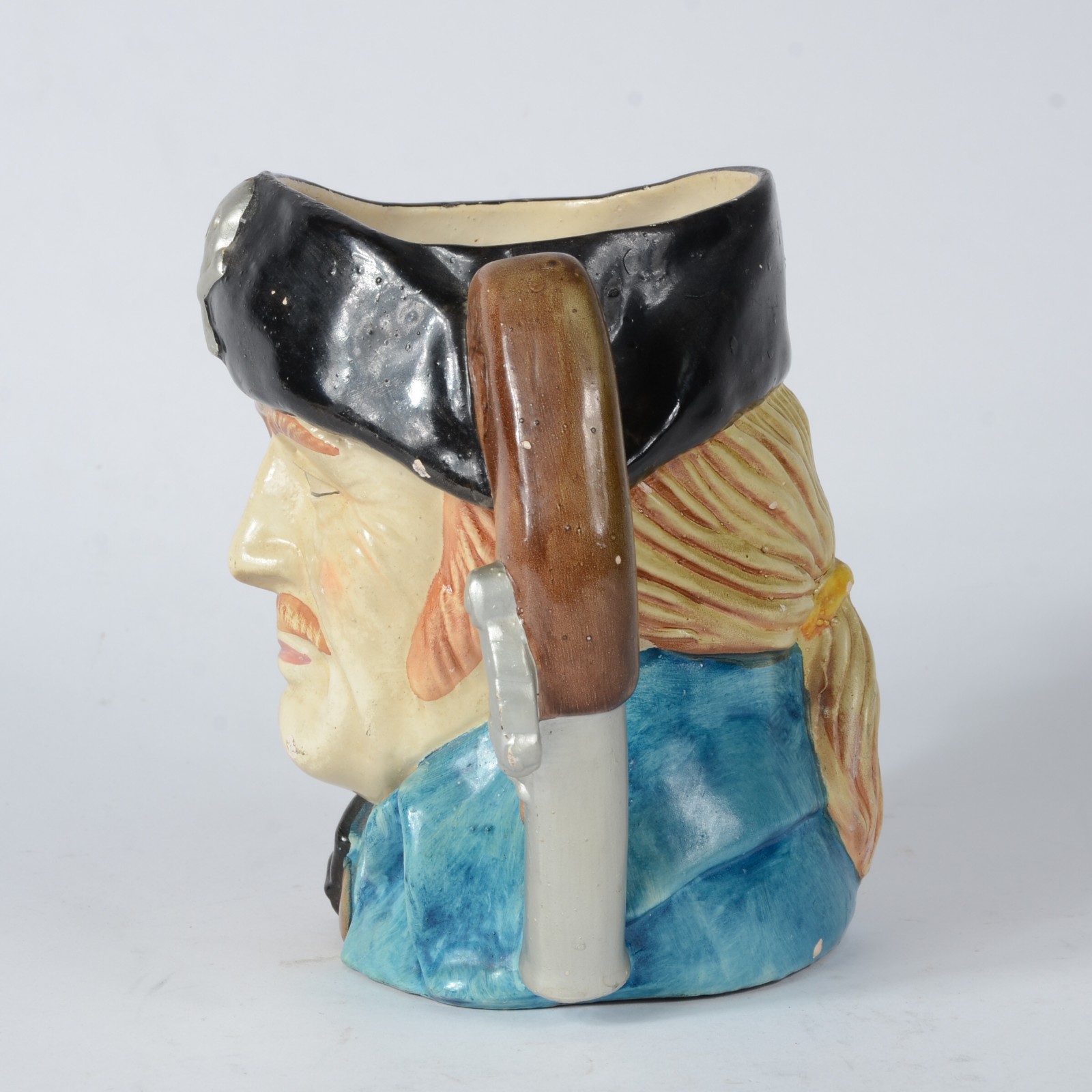 Caneca de faiança inglesa policromada representando pirata (restauro) - foto 3 de 6