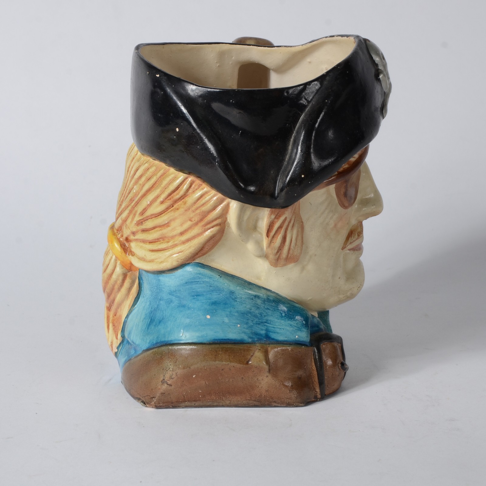 Caneca de faiança inglesa policromada representando pirata (restauro) - foto 4 de 6