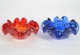 Dois cinzeiros de vidro decorativo nas cores az... - Dois cinzeiros de vidro decorativo nas cores azul e vermelho, feitio babado.