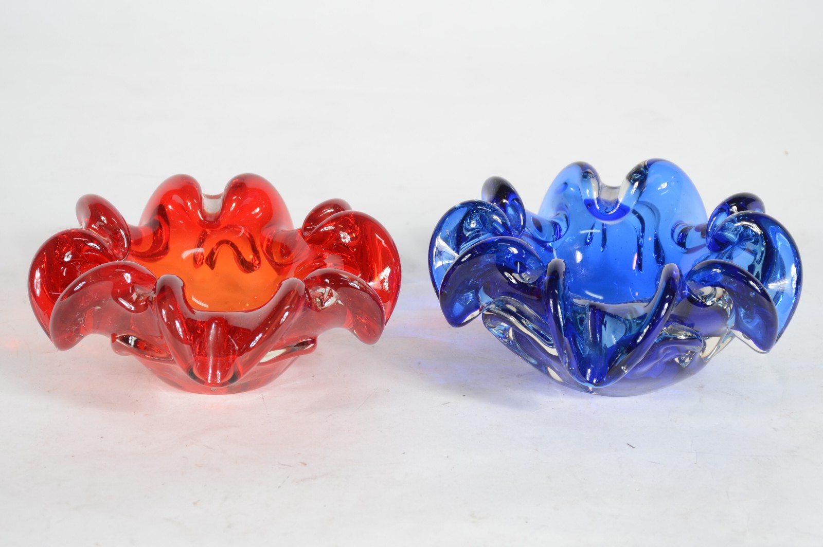Dois cinzeiros de vidro decorativo nas cores azul e vermelho, feitio... - foto 1 de 4