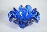 Dois cinzeiros de vidro decorativo nas cores az... - Dois cinzeiros de vidro decorativo nas cores azul e vermelho, feitio babado.