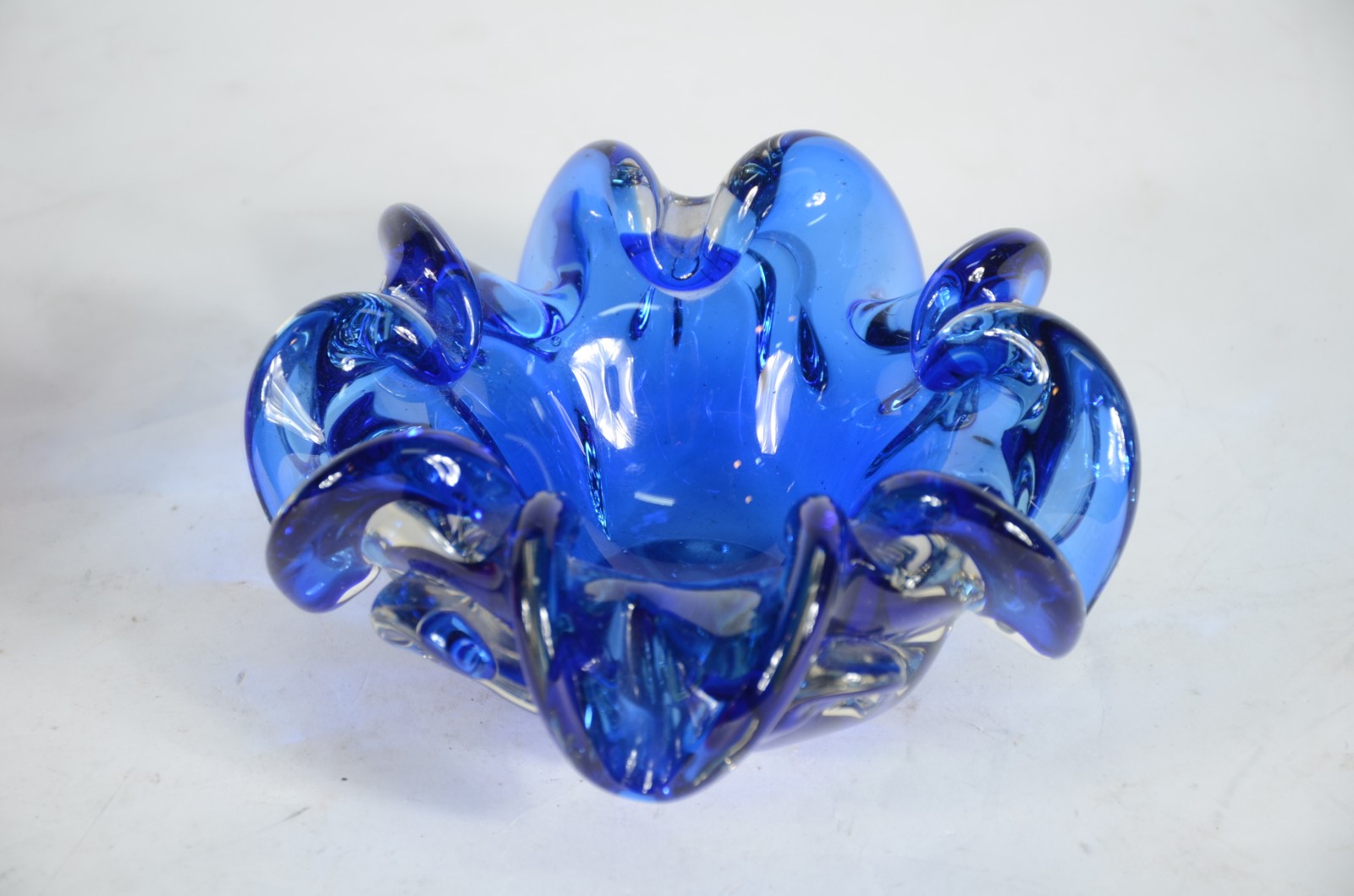 Dois cinzeiros de vidro decorativo nas cores azul e vermelho, feitio... - foto 2 de 4