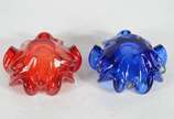 Dois cinzeiros de vidro decorativo nas cores az... - Dois cinzeiros de vidro decorativo nas cores azul e vermelho, feitio babado.