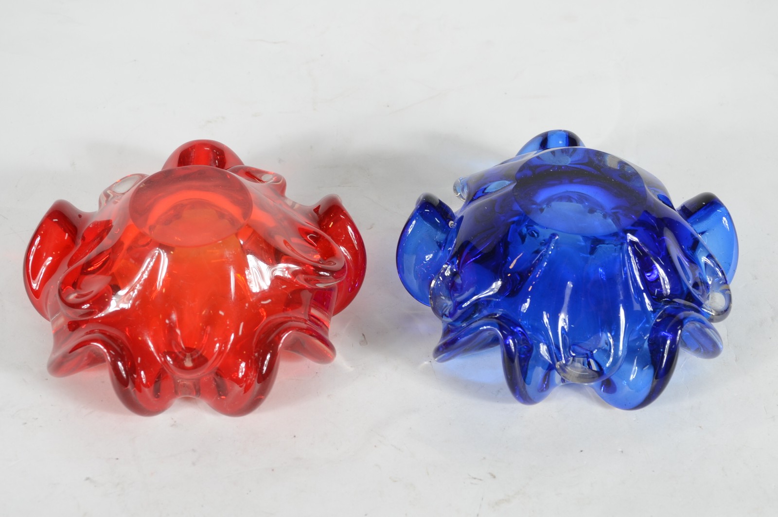 Dois cinzeiros de vidro decorativo nas cores azul e vermelho, feitio... - foto 4 de 4