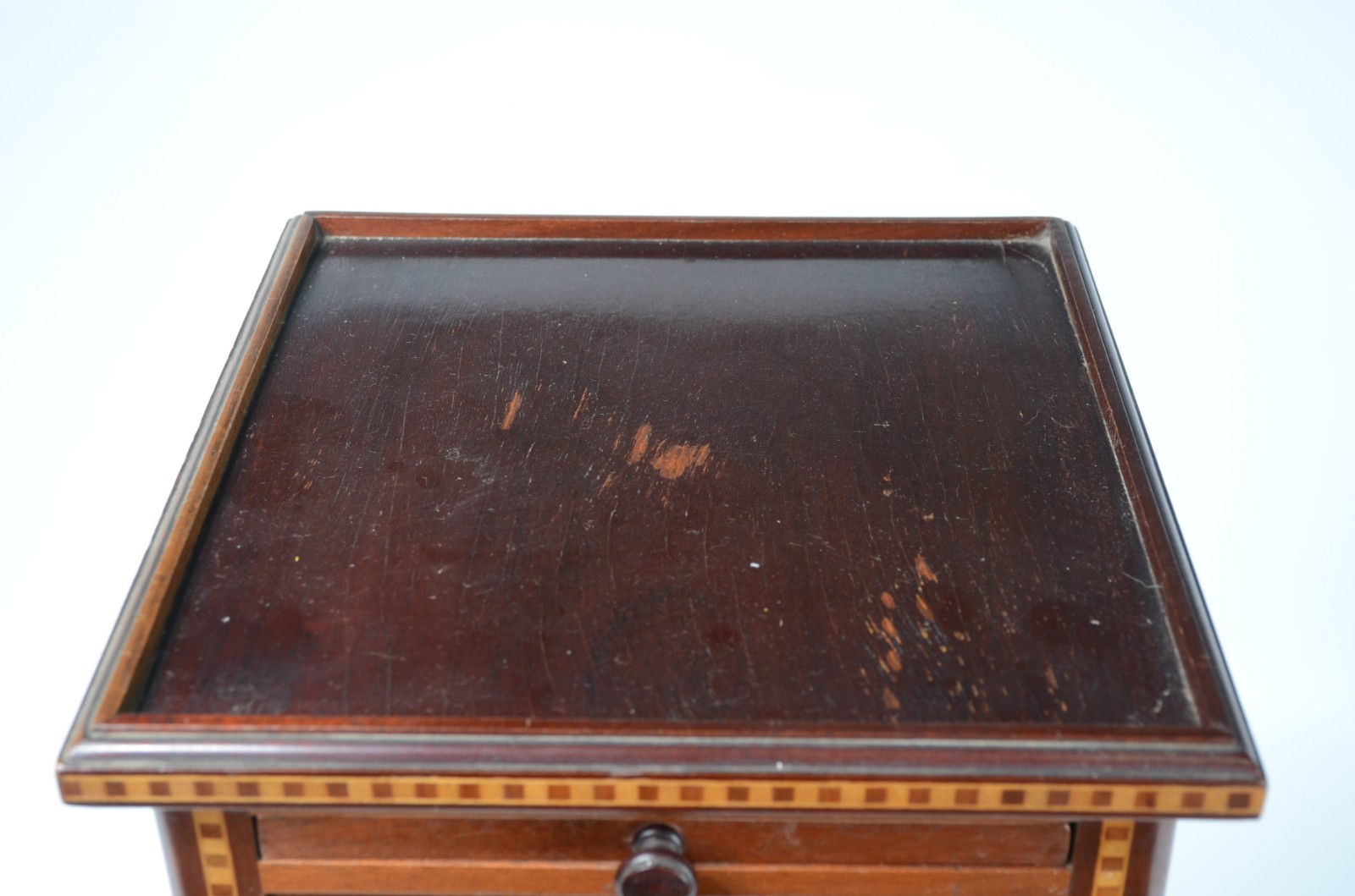 Mesa auxiliar de madeira nobre, detalhe filetado, gaveta e platô... - foto 4 de 6