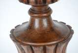 Abatjour de madeira nobre feitio ânfora trabalh... - Abatjour de madeira nobre feitio ânfora trabalhada em gomos, cúpula na cor bege. Desgastes na cúpula.