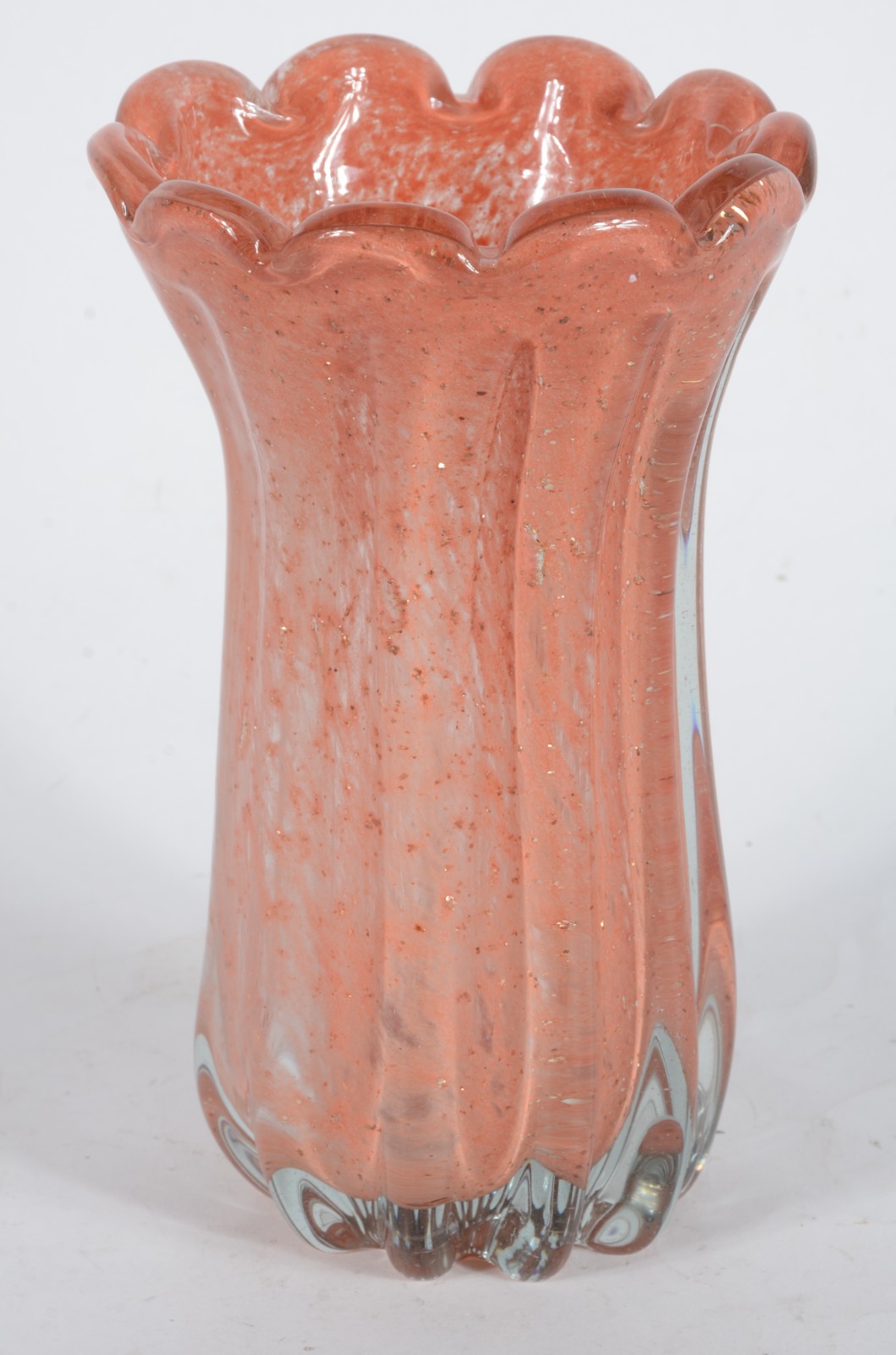 Vaso de vidro decorativo na cor laranja com pó de ouro, borda em... - foto 2 de 3
