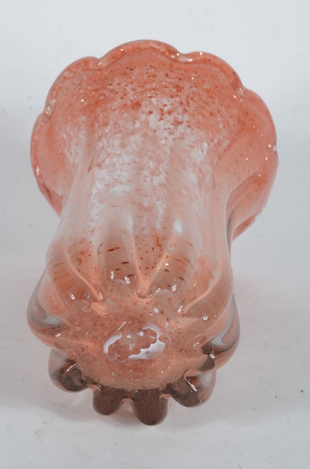 Vaso de vidro decorativo na cor laranja com pó de ouro, borda em... - foto 3 de 3