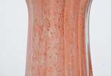 Vaso de vidro decorativo na cor laranja com pó ... - Vaso de vidro decorativo na cor laranja com pó de ouro, borda em gomos.