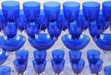 Serviço de copos de pé alto na cor azul, compos... - Serviço de copos de pé alto na cor azul, composto de: 12 taças para champagne, 12 para água, 11 para vinho tinto, 12 para vinho branco, 12 para ...
