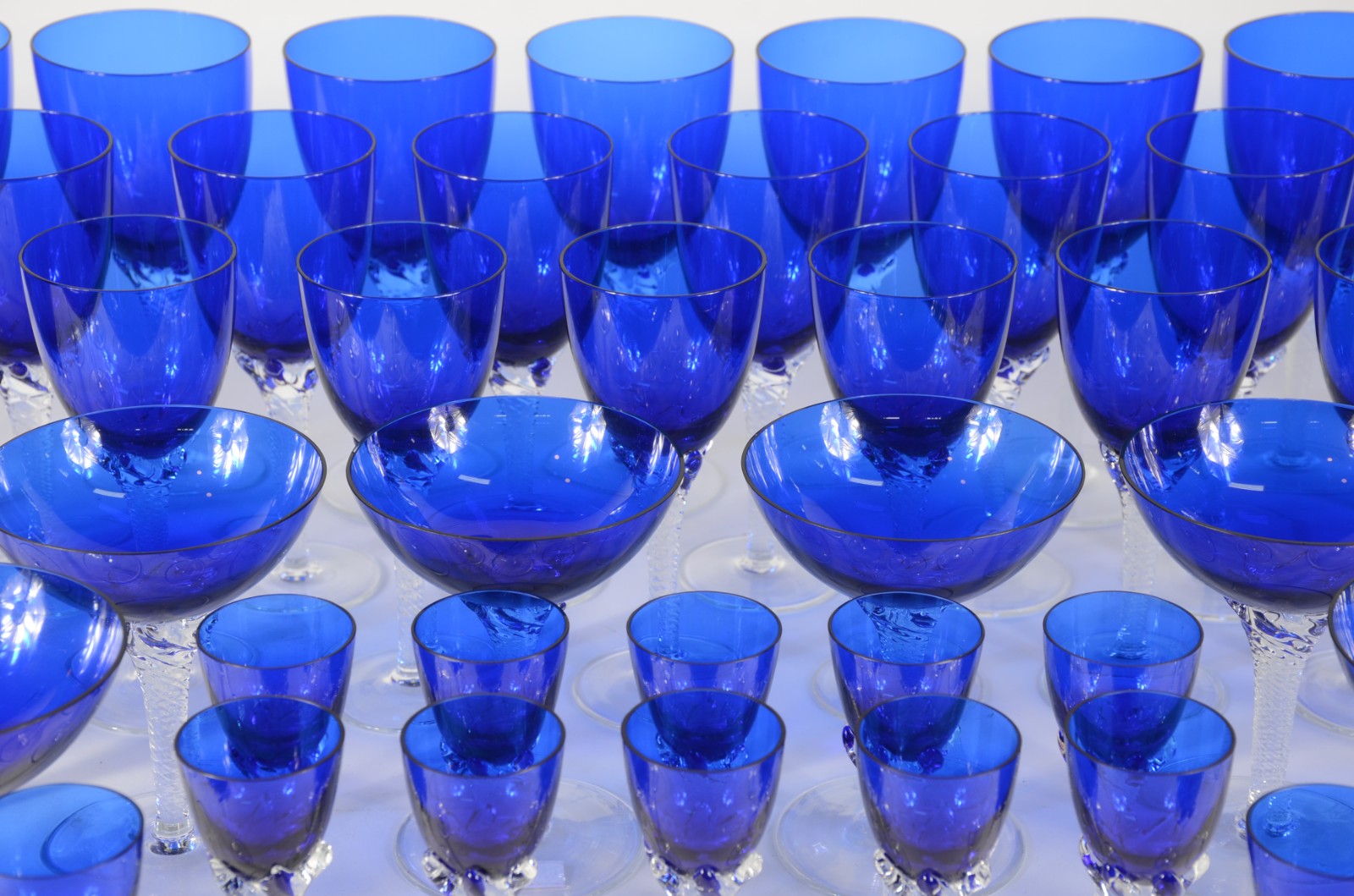 Serviço de copos de pé alto na cor azul, composto de: 12 taças para... - foto 3 de 7