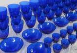Serviço de copos de pé alto na cor azul, compos... - Serviço de copos de pé alto na cor azul, composto de: 12 taças para champagne, 12 para água, 11 para vinho tinto, 12 para vinho branco, 12 para ...