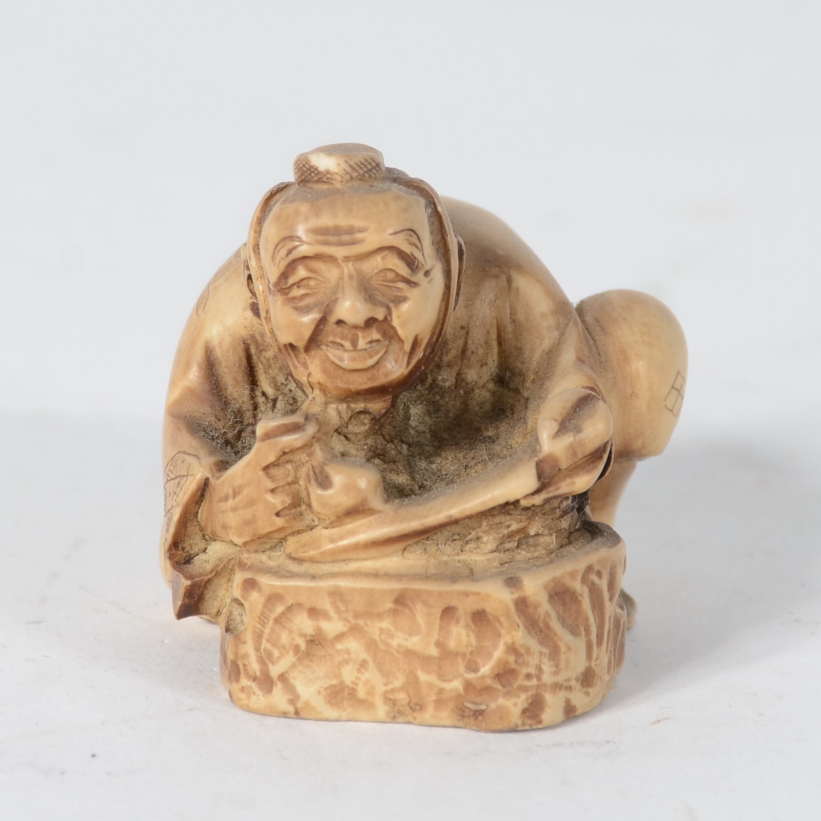 Netsuke de marfim japones representando figura agachada. Desgastes. - foto 2 de 6