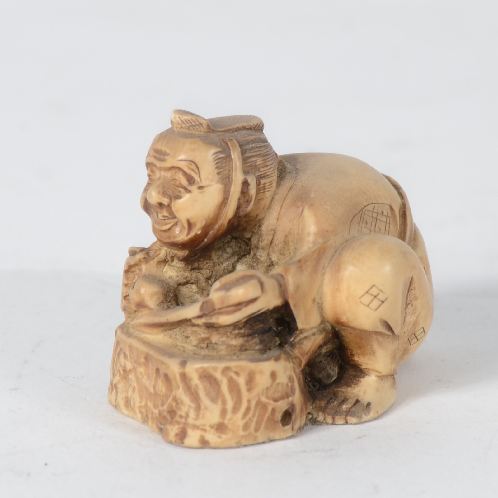 Netsuke de marfim japones representando figura agachada. Desgastes. - foto 1 de 6