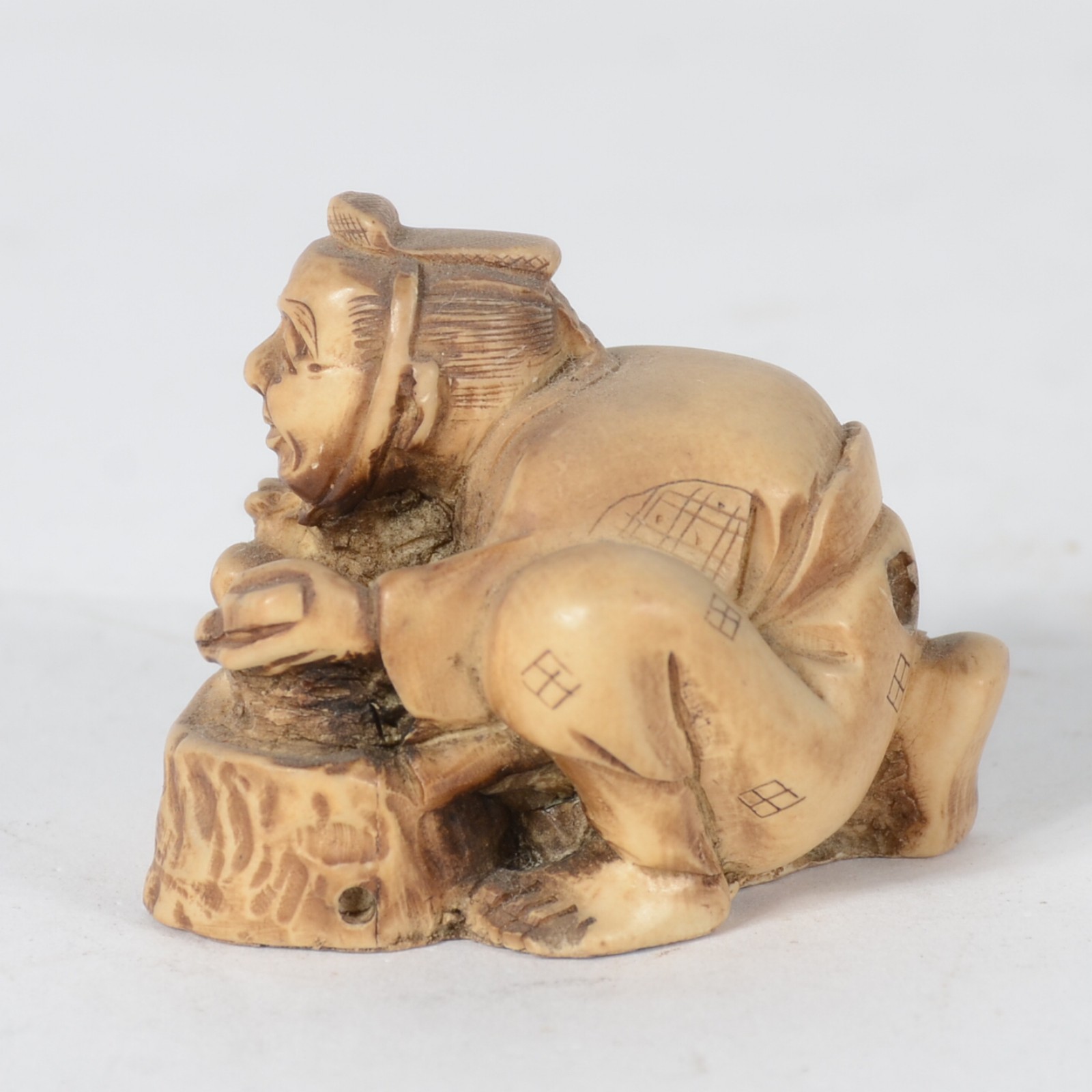 Netsuke de marfim japones representando figura agachada. Desgastes. - foto 3 de 6