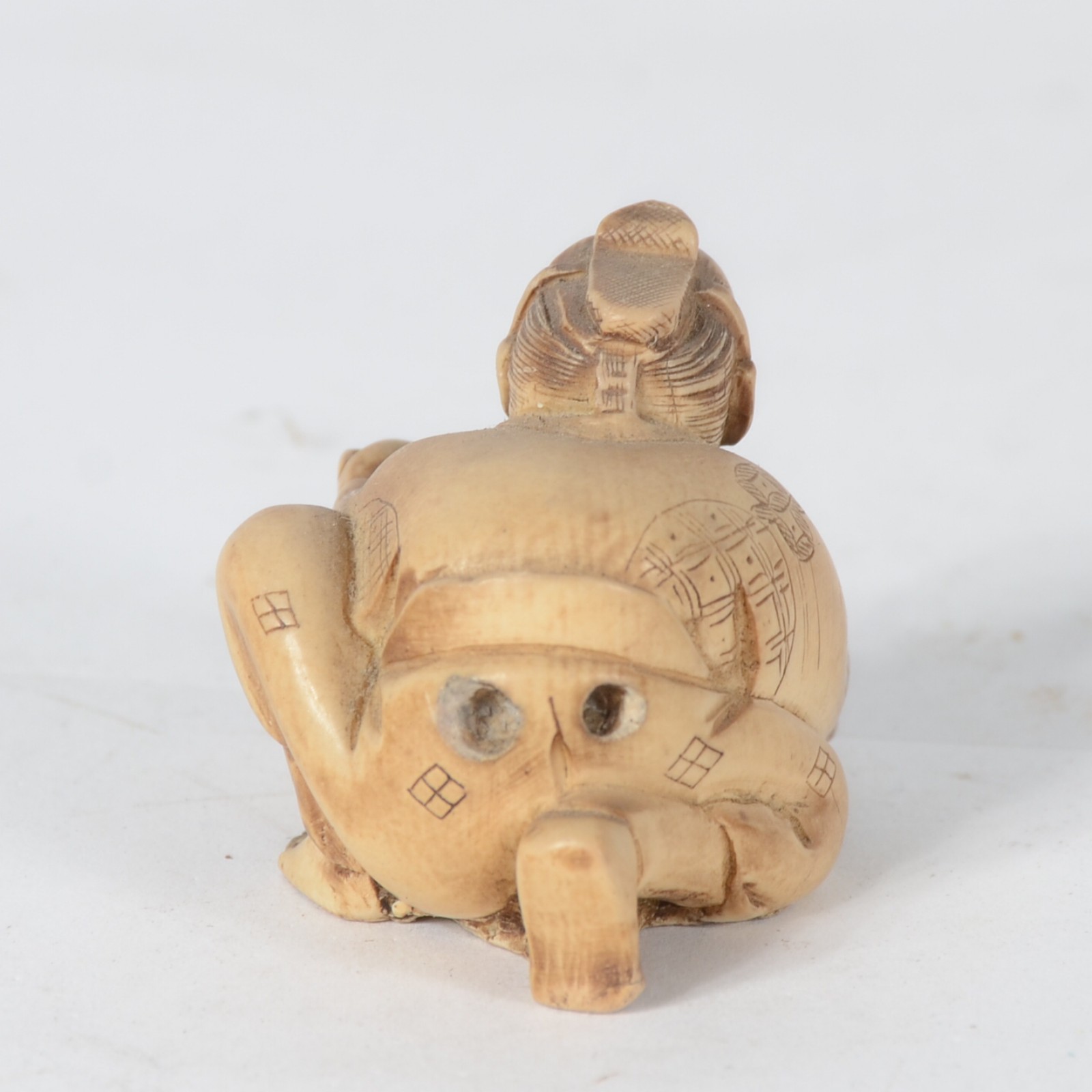 Netsuke de marfim japones representando figura agachada. Desgastes. - foto 4 de 6