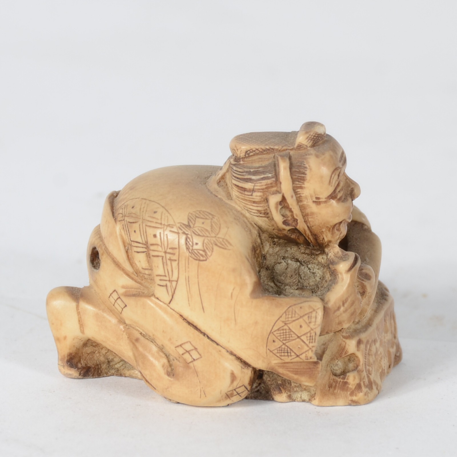 Netsuke de marfim japones representando figura agachada. Desgastes. - foto 5 de 6