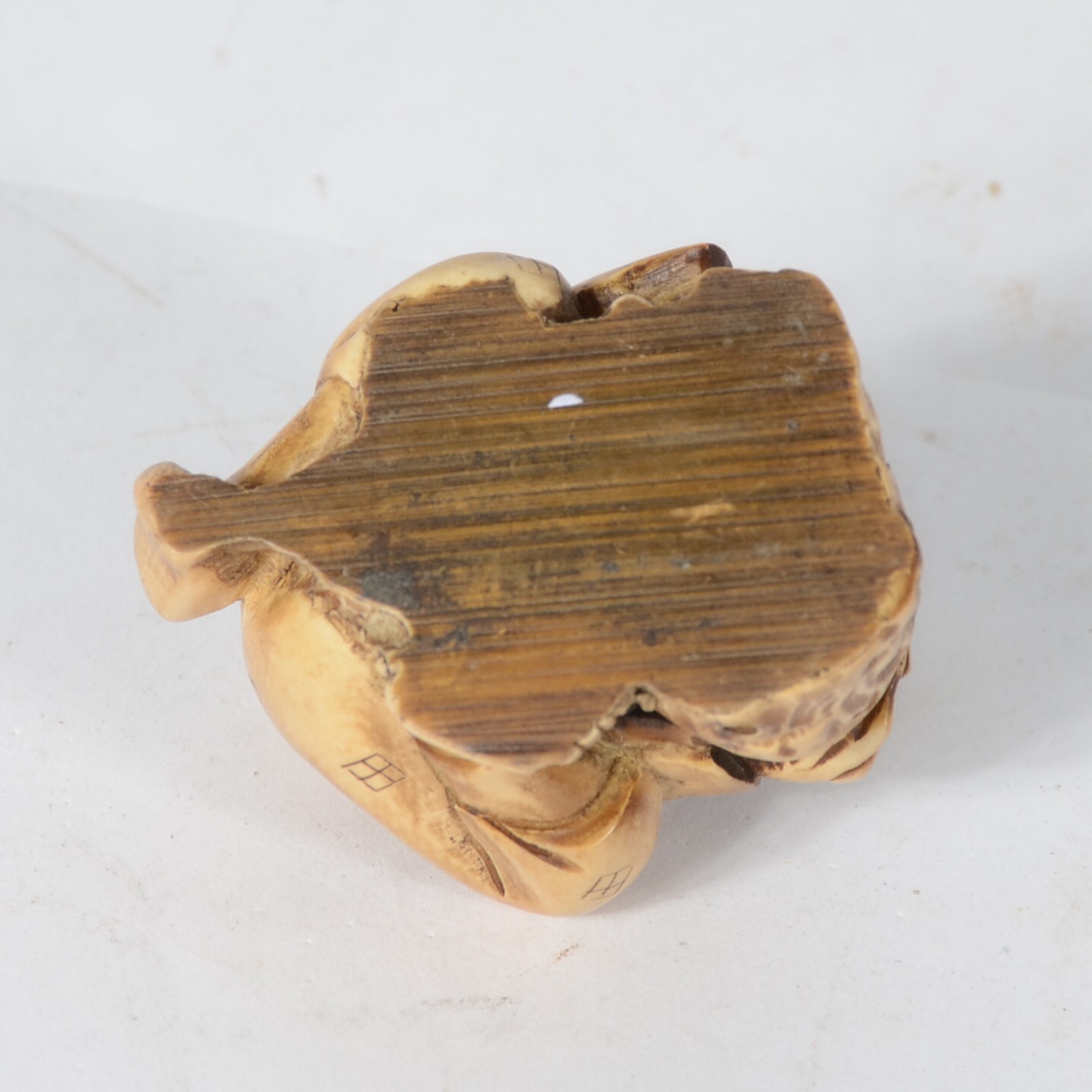 Netsuke de marfim japones representando figura agachada. Desgastes. - foto 6 de 6