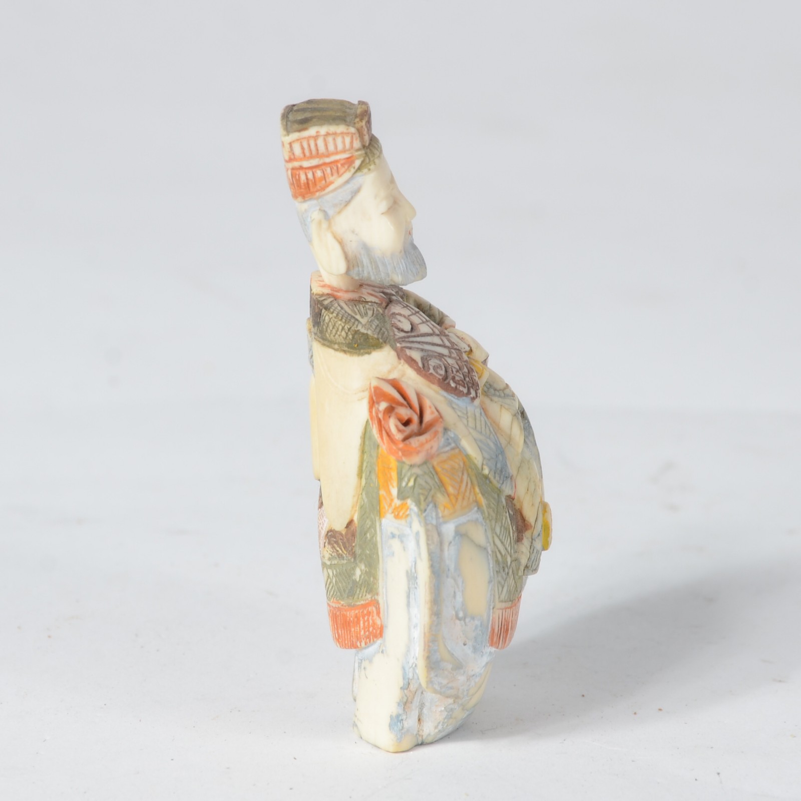 Snuff bottle (perfumeiro) esculpido em marfim policromado... - foto 3 de 6