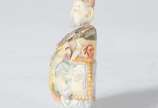 Snuff bottle (perfumeiro) esculpido em marfim p... - Snuff bottle (perfumeiro) esculpido em marfim policromado representando elefante com cabeça masculina móvel com haste interna.