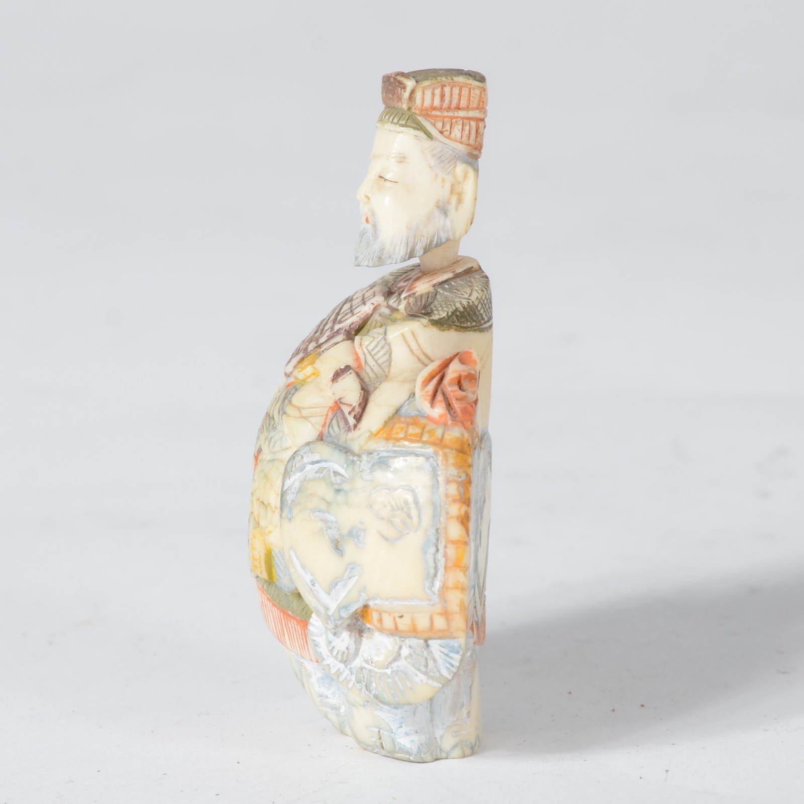 Snuff bottle (perfumeiro) esculpido em marfim policromado... - foto 4 de 6