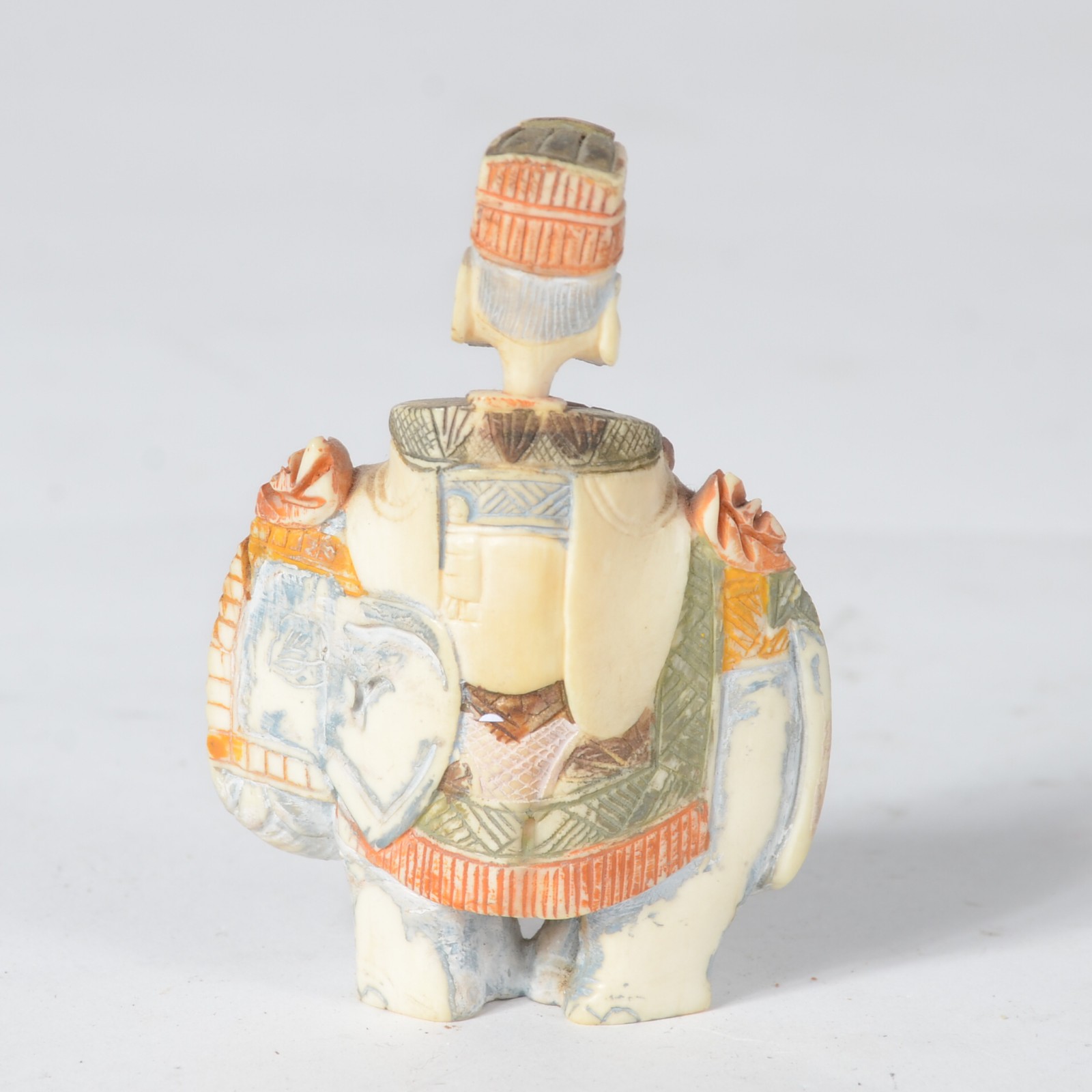 Snuff bottle (perfumeiro) esculpido em marfim policromado... - foto 5 de 6