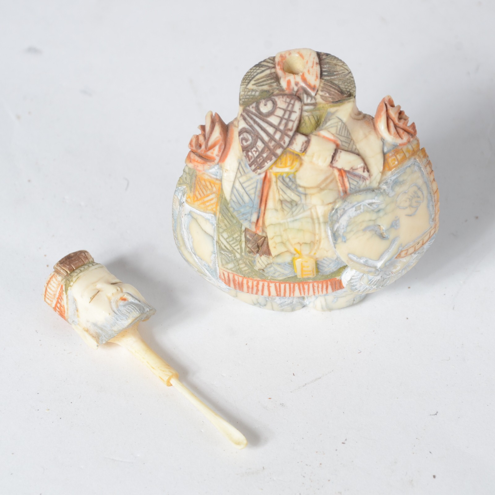 Snuff bottle (perfumeiro) esculpido em marfim policromado... - foto 2 de 6