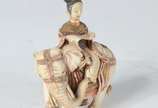 Snuff Bottle (perfumeiro) esculpido em marfim p... - Snuff Bottle (perfumeiro) esculpido em marfim policromado representando figura feminina sobre elefante. Cabeça móvel com haste interna.