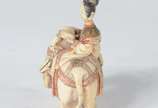 Snuff Bottle (perfumeiro) esculpido em marfim p... - Snuff Bottle (perfumeiro) esculpido em marfim policromado representando figura feminina sobre elefante. Cabeça móvel com haste interna.