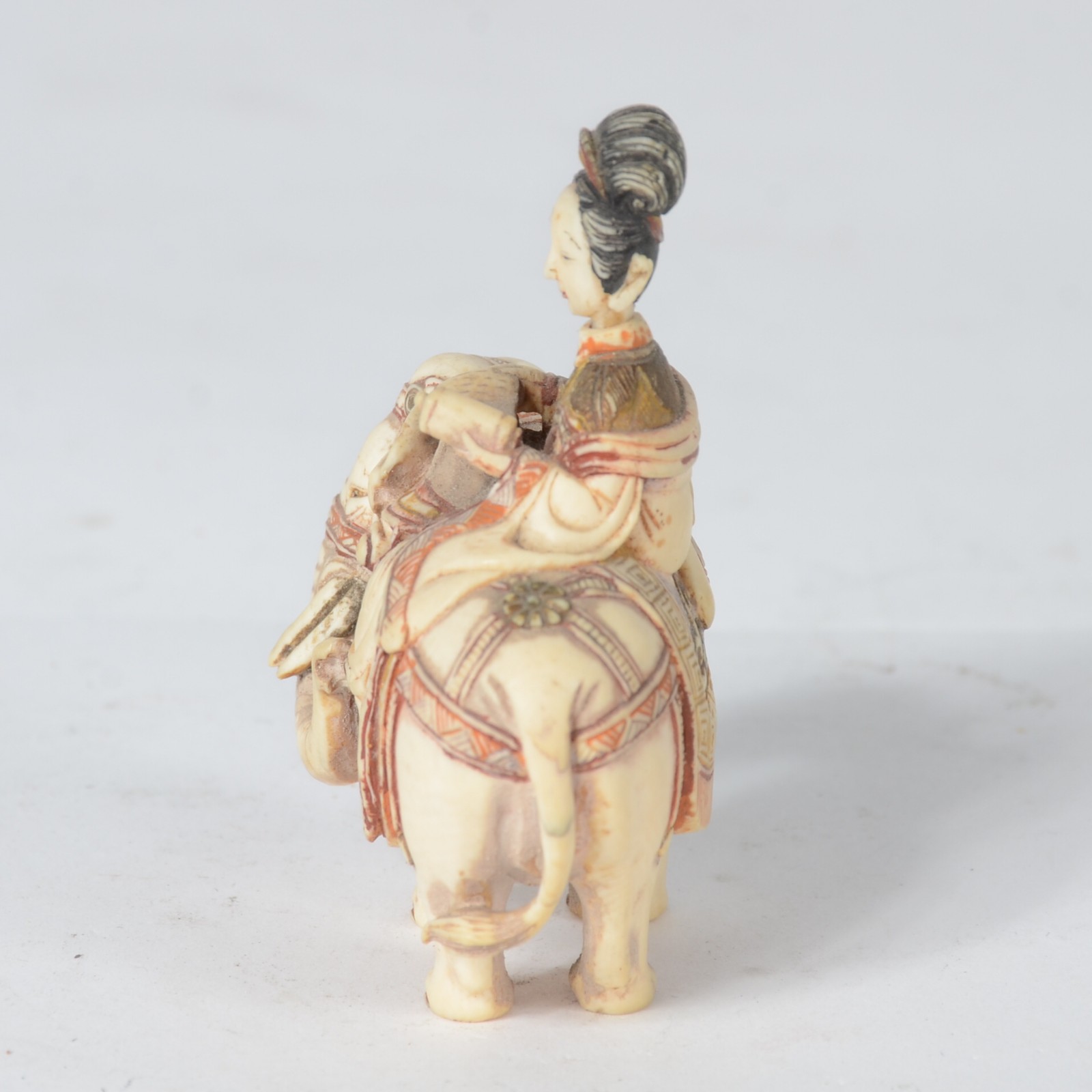 Snuff Bottle (perfumeiro) esculpido em marfim policromado... - foto 4 de 7