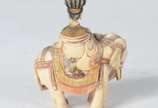 Snuff Bottle (perfumeiro) esculpido em marfim p... - Snuff Bottle (perfumeiro) esculpido em marfim policromado representando figura feminina sobre elefante. Cabeça móvel com haste interna.