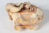 Snuff Bottle (perfumeiro) esculpido em marfim p... - Snuff Bottle (perfumeiro) esculpido em marfim policromado representando figura feminina sobre elefante. Cabeça móvel com haste interna.