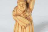 Netsuke de marfim japones representando figura ... - Netsuke de marfim japones representando figura masculina. Assinado na base.