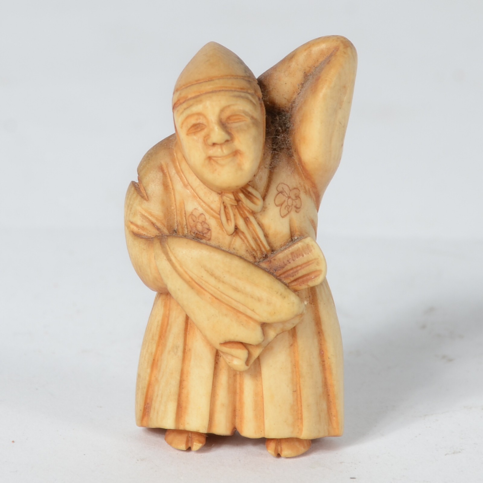 Netsuke de marfim japones representando figura masculina. Assinado na... - foto 1 de 6