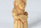 Netsuke de marfim japones representando figura ... - Netsuke de marfim japones representando figura masculina. Assinado na base.