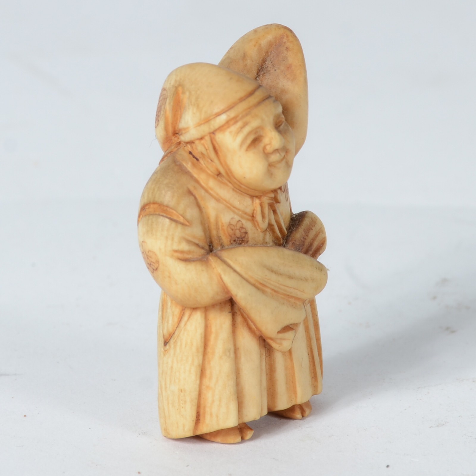 Netsuke de marfim japones representando figura masculina. Assinado na... - foto 2 de 6